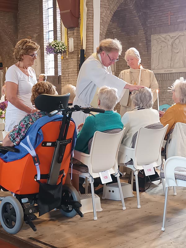 Kapelaan Piets bij Handoplegging Triduum 2024